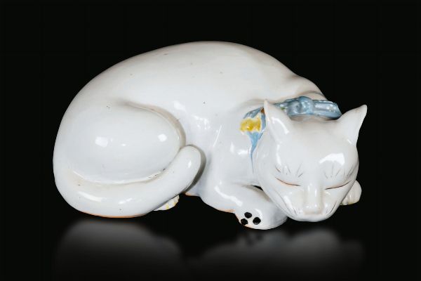 Figura di gatto assopito in porcellana Hirado, Giappone, epoca Meiji, XIX secolo  - Asta Arte Orientale - Associazione Nazionale - Case d'Asta italiane
