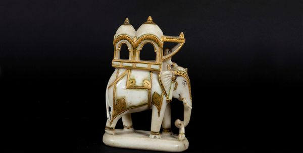 Figura di elefante con portantina sul dorso in marmo e dettagli dorati, India, XIX secolo  - Asta Arte Orientale - Associazione Nazionale - Case d'Asta italiane