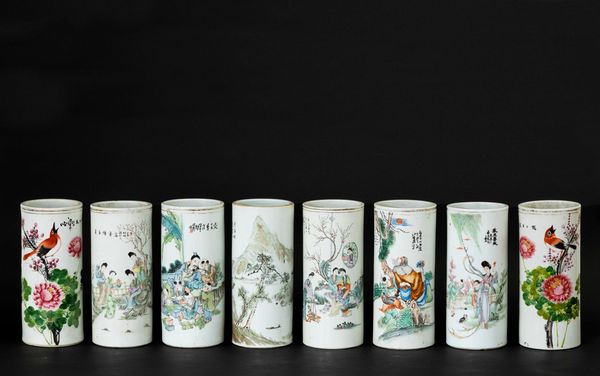 Lotto composto da otto vasi cilindrici in porcellana con soggetti diversi e iscrizioni, Cina, inizio XX secolo  - Asta Arte Orientale - Associazione Nazionale - Case d'Asta italiane