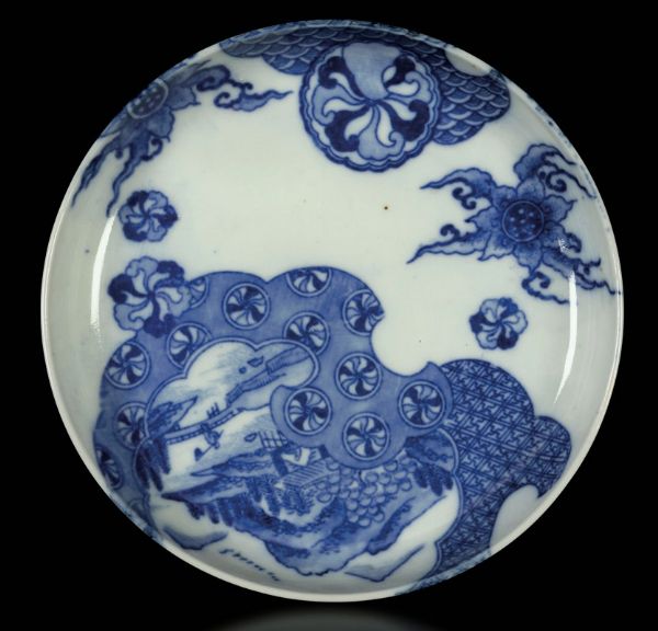 Piatto in porcellana bianca e blu raffigurante scene di vita comune, Giappone, periode Meiji, XIX secolo  - Asta Arte Orientale - Associazione Nazionale - Case d'Asta italiane