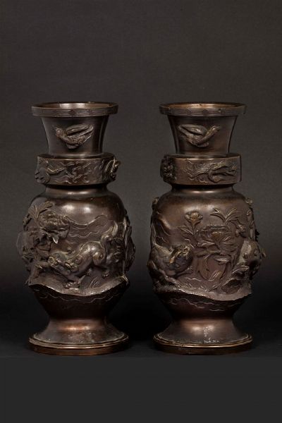 Coppia di vasi in bronzo con cani di Pho a rilievo, Giappone, epoca Meiji, fine XIX secolo  - Asta Arte Orientale - Associazione Nazionale - Case d'Asta italiane