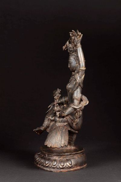 Figura di Amitaya seduta su volatile in bronzo con tracce di doratura, Nepal, probabilmente fine XIX secolo  - Asta Arte Orientale - Associazione Nazionale - Case d'Asta italiane