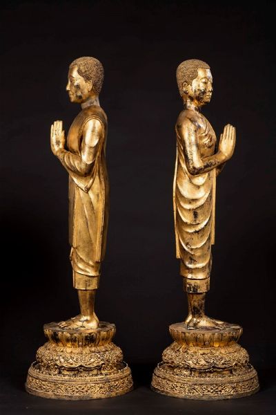 Coppia di sculture in bronzo dorato raffiguranti monaci, Thailandia, 1880 ca.  - Asta Arte Orientale - Associazione Nazionale - Case d'Asta italiane