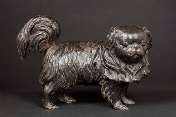 Scultura in bronzo raffigurante cane, Giappone, epoca Meiji, XIX secolo  - Asta Arte Orientale - Associazione Nazionale - Case d'Asta italiane