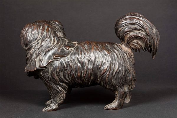 Scultura in bronzo raffigurante cane, Giappone, epoca Meiji, XIX secolo  - Asta Arte Orientale - Associazione Nazionale - Case d'Asta italiane