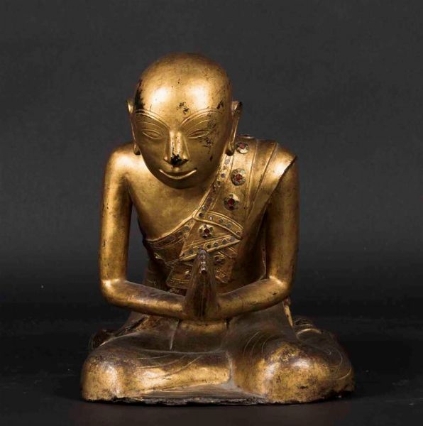 Figura di monaco in preghiera in legno scolpito e dorato, Thailandia, XX secolo  - Asta Arte Orientale - Associazione Nazionale - Case d'Asta italiane