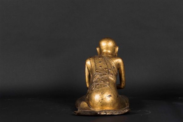 Figura di monaco in preghiera in legno scolpito e dorato, Thailandia, XX secolo  - Asta Arte Orientale - Associazione Nazionale - Case d'Asta italiane
