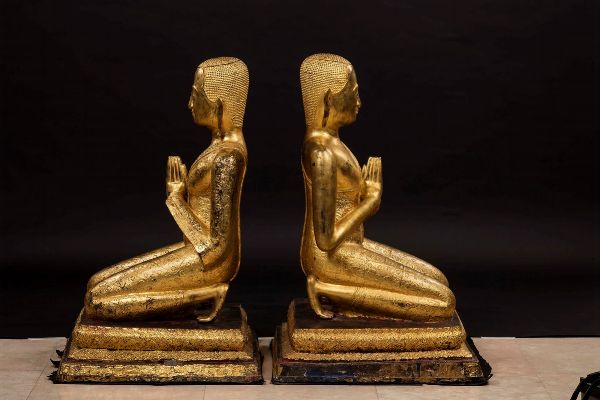 Coppia di sculture in bronzo dorato raffiguranti monaci in preghiera, Thailandia, XX secolo  - Asta Arte Orientale - Associazione Nazionale - Case d'Asta italiane