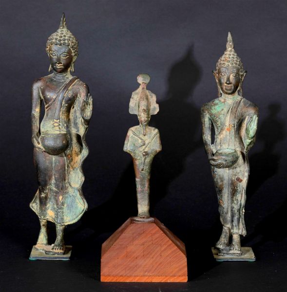Coppia di Buddha eretti in bronzo, Thailandia, XIX secolo  - Asta Arte Orientale - Associazione Nazionale - Case d'Asta italiane