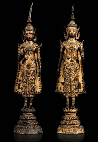 Lotto composto da due figure di Buddha stanti in bronzo dorato, Thailandia, met XIX secolo  - Asta Arte Orientale - Associazione Nazionale - Case d'Asta italiane