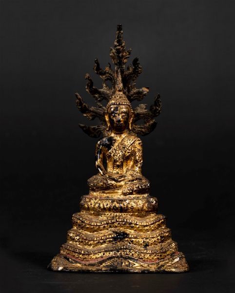 Figura di Buddha seduto su base a scalare in bronzo dorato, Thailandia, met XIX secolo  - Asta Arte Orientale - Associazione Nazionale - Case d'Asta italiane