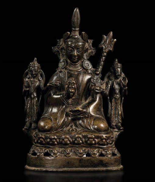 Figura di Lama con Dorje seduto su doppio loto in bronzo, Nepal, XIX secolo  - Asta Arte Orientale - Associazione Nazionale - Case d'Asta italiane