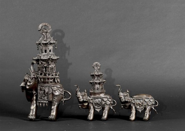 Lotto composto da tre incensieri in bronzo con elefanti e pagode, Giappone, XIX secolo  - Asta Arte Orientale - Associazione Nazionale - Case d'Asta italiane