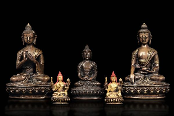 Lotto composto da cinque sculture in bronzo raffiguranti tre Buddha e una coppia di Lama con policromia, Tibet, XX secolo  - Asta Arte Orientale - Associazione Nazionale - Case d'Asta italiane