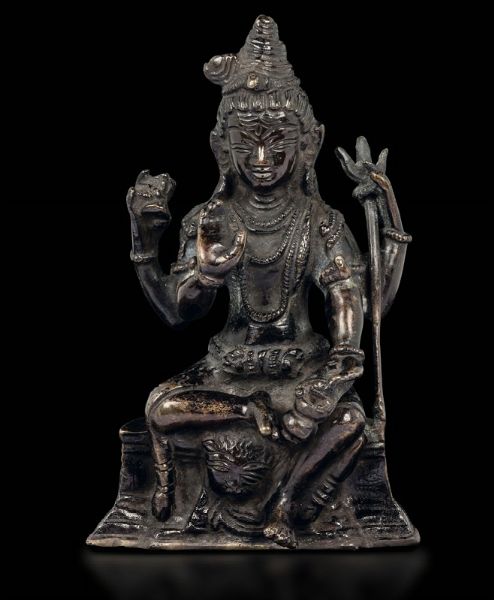 Figura di Amitaya in bronzo seduta su base decorata con figura di leone a rilievo, Nepal, XVII secolo  - Asta Arte Orientale - Associazione Nazionale - Case d'Asta italiane