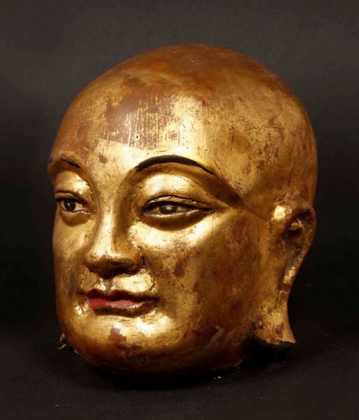 Testa di Luohan in stucco dipinto e dorato, Cina, Dinastia Qing, XIX secolo  - Asta Arte Orientale - Associazione Nazionale - Case d'Asta italiane