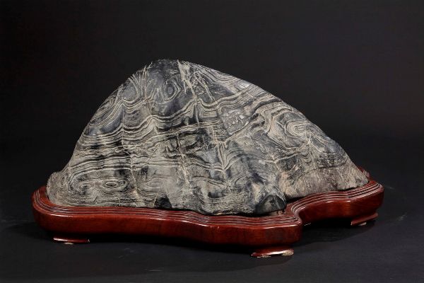 Gongshi in pietra con base in legno, Cina, Dinastia Qing, XIX secolo  - Asta Arte Orientale - Associazione Nazionale - Case d'Asta italiane