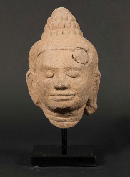 Testa di Buddha in pietra, Khmer, XIII secolo  - Asta Arte Orientale - Associazione Nazionale - Case d'Asta italiane
