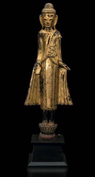 Grande figura di Buddha stante su fiore di loto in legno dorato, Thailandia, XIX secolo  - Asta Arte Orientale - Associazione Nazionale - Case d'Asta italiane