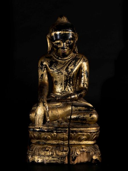 Figura di Buddha Sakyamuni seduto su doppio fiore di loto in legno dorato, Cina, XX secolo  - Asta Arte Orientale - Associazione Nazionale - Case d'Asta italiane