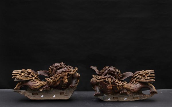 Coppia di cani di Pho in legno intagliato e dorato, Cina, fine XIX secolo  - Asta Arte Orientale - Associazione Nazionale - Case d'Asta italiane