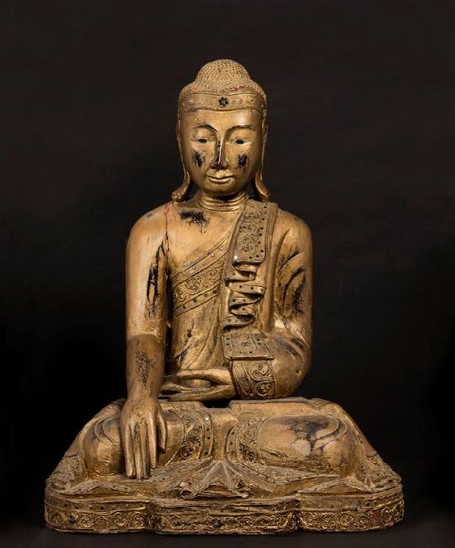 Figura di Buddha Sakyamuni in legno dorato con inserti in metallo e specchi, Thailandia, inizio XX secolo  - Asta Arte Orientale - Associazione Nazionale - Case d'Asta italiane