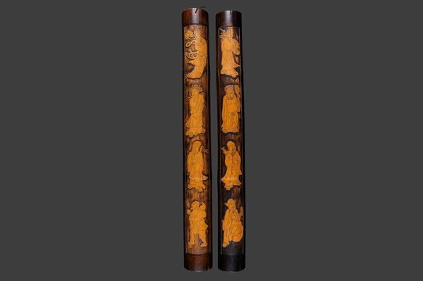 Coppia di tavole di bamb scolpite con raffigurazioni di personaggi, Cina, XX secolo  - Asta Arte Orientale - Associazione Nazionale - Case d'Asta italiane