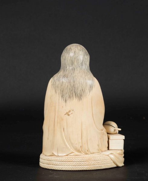 Figura di saggio seduto con collana da preghiera scolpito in avorio, Cina, inizi XX secolo  - Asta Arte Orientale - Associazione Nazionale - Case d'Asta italiane