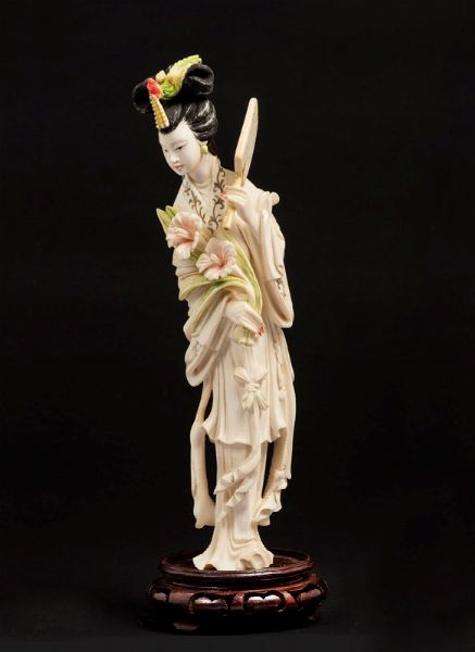 Figura di Guanyin stante con ventaglio e fiori in avorio scolpito, Cina, inizio XX secolo  - Asta Arte Orientale - Associazione Nazionale - Case d'Asta italiane