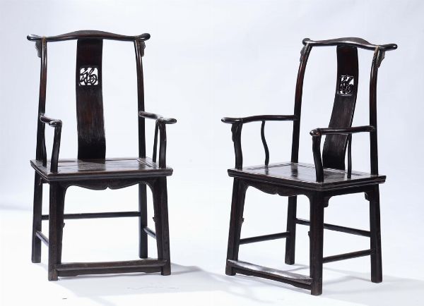 Coppia di sedie in legno dolce lavorato con schienale traforato, Cina, Dinastia Qing, XIX secolo  - Asta Arte Orientale - Associazione Nazionale - Case d'Asta italiane
