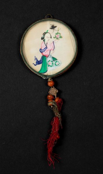 Piccolo specchio circolare con figura di Guanyin dipinta su seta, Cina, XX secolo  - Asta Arte Orientale - Associazione Nazionale - Case d'Asta italiane