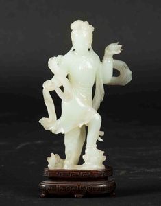 Figura di Guanyin con conchiglia scolpita in giada bianca, Cina, inizio XX secolo  - Asta Arte Orientale - Associazione Nazionale - Case d'Asta italiane