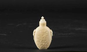 Snuff bottle scolpita in avorio con figure di gru entro paesaggio, Cina, Dinastia Qing, XIX secolo  - Asta Arte Orientale - Associazione Nazionale - Case d'Asta italiane