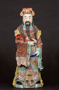 Figura di dignitario con ruyi in porcellana policroma, Cina, Dinastia Qing, XIX secolo  - Asta Arte Orientale - Associazione Nazionale - Case d'Asta italiane