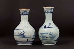 Due vasi a bottiglia con raffigurazioni di paesaggi, Cina, Dinastia Qing, XVIII secolo  - Asta Arte Orientale - Associazione Nazionale - Case d'Asta italiane