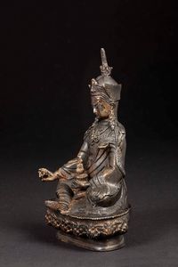 Figura di guerriero in bronzo con tracce di doratura seduto su fiore di loto, Tibet, XVIII secolo  - Asta Arte Orientale - Associazione Nazionale - Case d'Asta italiane