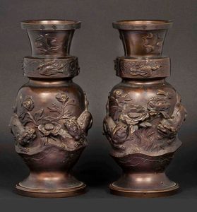 Coppia di vasi in bronzo con cani di Pho a rilievo, Giappone, epoca Meiji, fine XIX secolo  - Asta Arte Orientale - Associazione Nazionale - Case d'Asta italiane