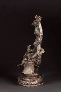 Figura di Amitaya seduta su volatile in bronzo con tracce di doratura, Nepal, probabilmente fine XIX secolo  - Asta Arte Orientale - Associazione Nazionale - Case d'Asta italiane