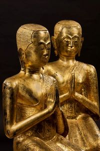Coppia di sculture in bronzo dorato raffiguranti monaci in preghiera, Thailandia, XX secolo  - Asta Arte Orientale - Associazione Nazionale - Case d'Asta italiane