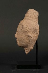 Testa di Buddha in pietra, Khmer, XIII secolo  - Asta Arte Orientale - Associazione Nazionale - Case d'Asta italiane