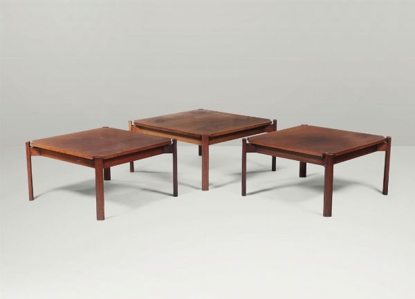 Set di tre tavoli bassi occasionali in legno. Prod. Italia, 1960 ca.  - Asta Design - Associazione Nazionale - Case d'Asta italiane