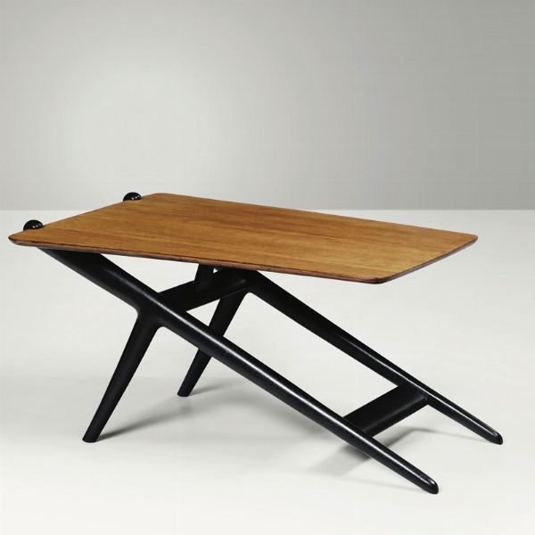 Tavolo basso con struttura in legno laccato e legno.  - Asta Design - Associazione Nazionale - Case d'Asta italiane