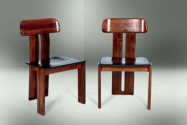 Due sedie con struttura in legno e seduta in cuoio.  - Asta Design - Associazione Nazionale - Case d'Asta italiane