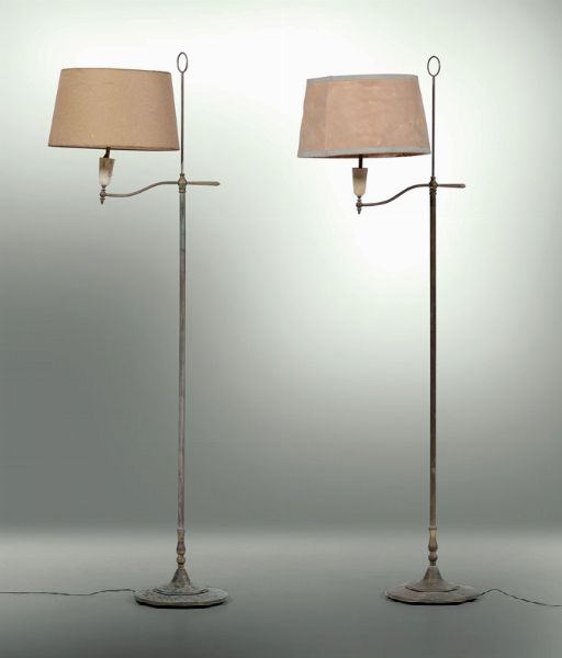 Due lampade da terra con struttura in metallo e diffusore in tessuto.  - Asta Design - Associazione Nazionale - Case d'Asta italiane