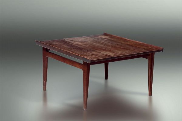 Tavolo basso con struttura in legno.  - Asta Design - Associazione Nazionale - Case d'Asta italiane