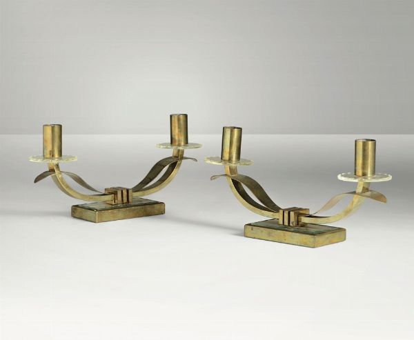 Coppia di candelabri in ottone con dettagli in vetro molato.  - Asta Design - Associazione Nazionale - Case d'Asta italiane