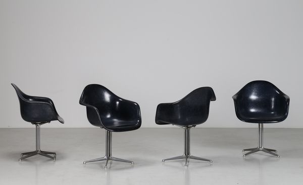 CHARLES & RAY EAMES (1907 - 1978) : Quattro sedie in alluminio e vetroresina  mod. La Fonda per Herman Miller anni 50  - Asta ASTA 257 DESIGN (ONLINE) - Associazione Nazionale - Case d'Asta italiane