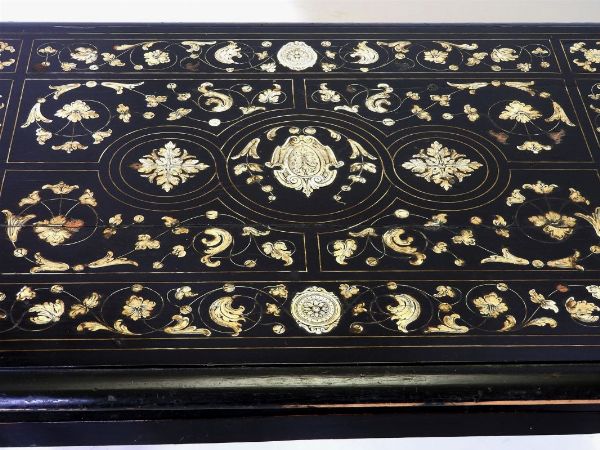 Tavolino in legno ebanizzato  - Asta Arredi e dipinti antichi - Associazione Nazionale - Case d'Asta italiane