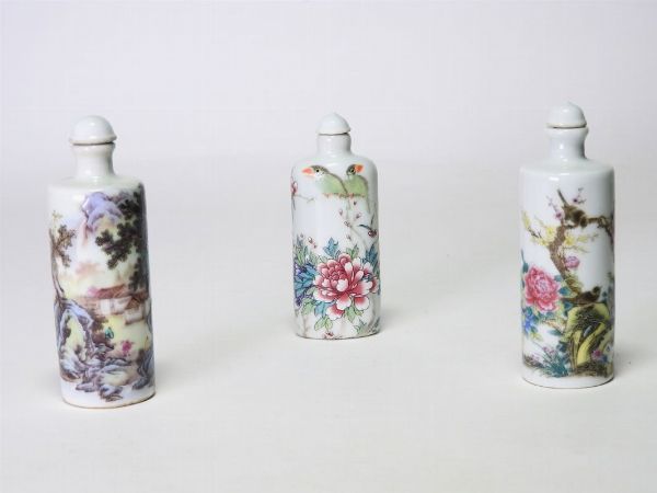 Tre snuff bottles in porcellana  - Asta Arredi e dipinti antichi - Associazione Nazionale - Case d'Asta italiane
