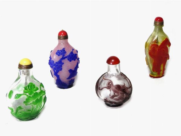 Quattro snuff bottles in vetro doppio  - Asta Arredi e dipinti antichi - Associazione Nazionale - Case d'Asta italiane